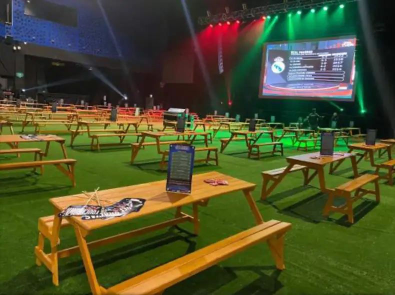 Mesa Picnic Rústica para 8 Pax (Con Sombrilla)